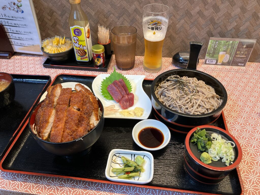 ソースかつ丼とそばと馬刺しを楽しめる「信州御前」