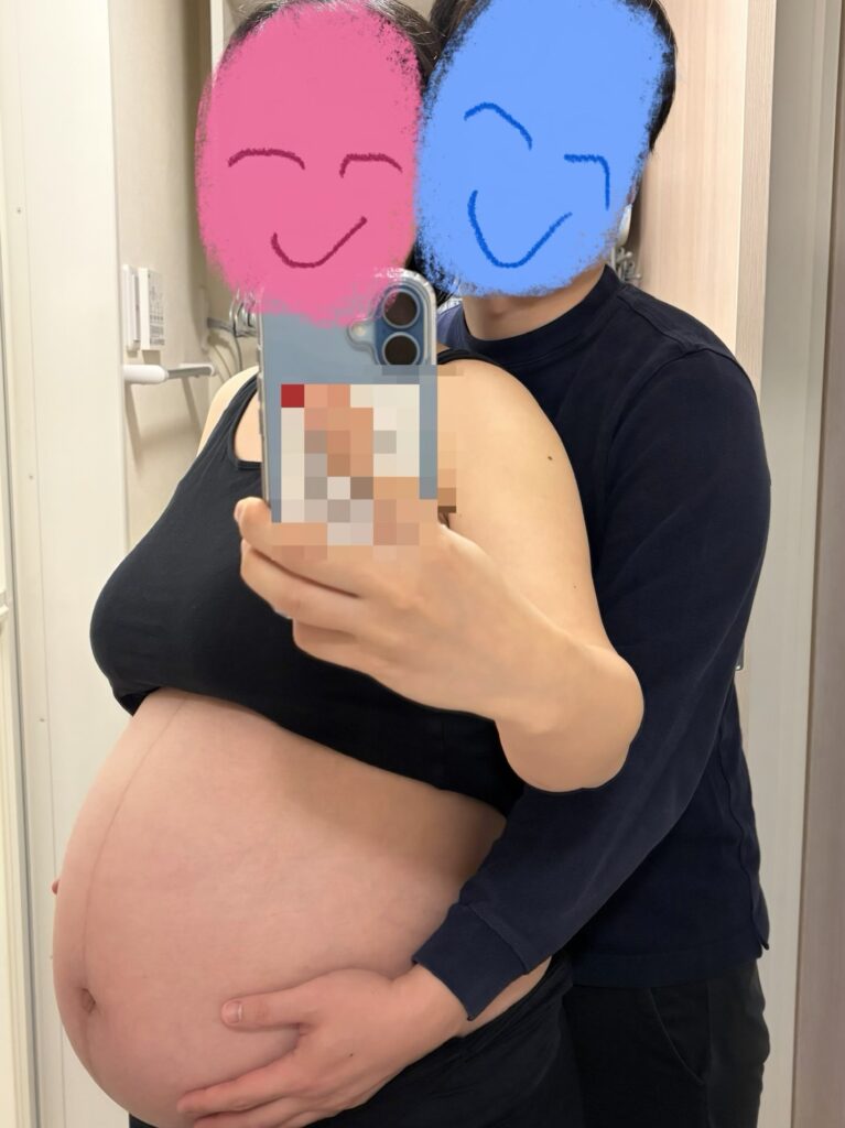 前夜におなかの大きさを記録するのんきな夫婦