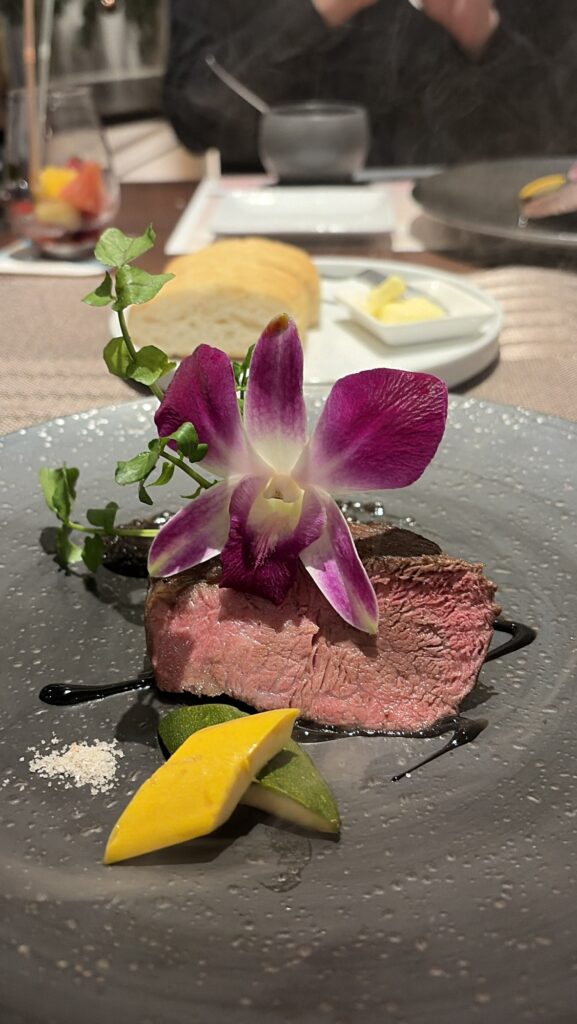 超柔らかいレアなステーキ…！！